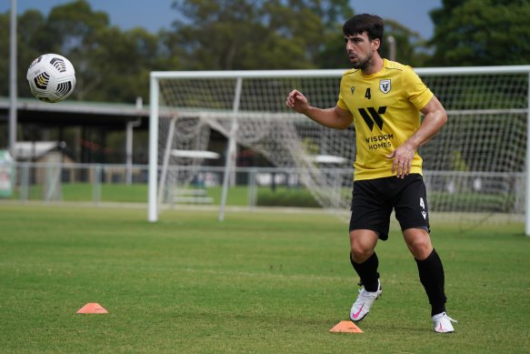 Macarthur FC's high-profile Spanish signing Beñat Etxebarria has hit the training paddock.