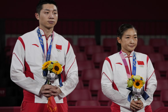 Chinese table tennis silver medallists Xu Xin, left, and Liu Shiwen who said she was very sorry.