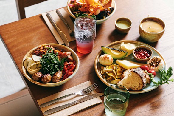 El plato plegable con queso manchego, labneh, aguacate y pepino así como la ensaladera turca. 