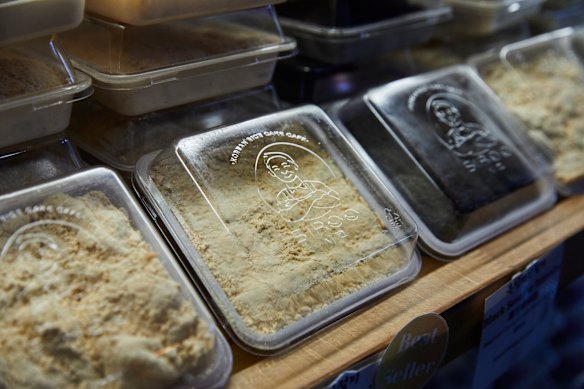 O injeolmi do Siroo é coberto com pó de soja torrado.