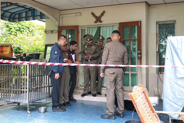 Polis, Tayland’ın Nonthaburi ilindeki Debsirin Nonthaburi Okulu çevresinde duruyor.