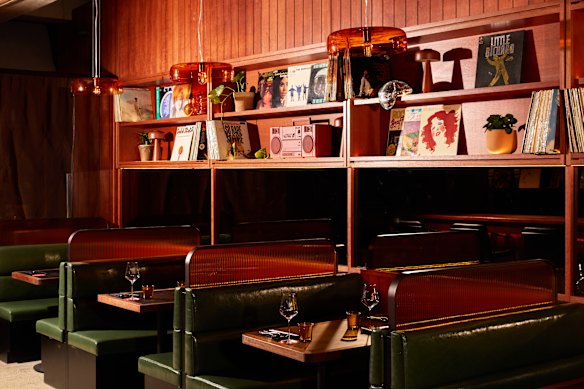 Disuko pode acomodar 150 pessoas em seu amplo terraço e espaços internos para refeições e bebidas.