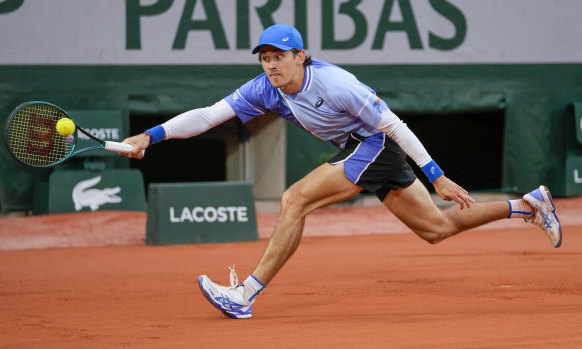 Alex de Minaur was in complete control as he dispatched American Alex Michelsen to win their first-round match at Roland-Garros.