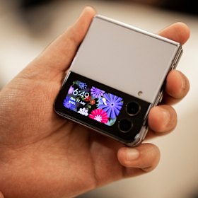 The cover screen on the Flip4 shows notifications or camera previews.