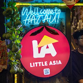 As empresas que fazem parte do distrito “Little Asia” em Canley Vale estão marcadas com sinais vermelhos brilhantes.