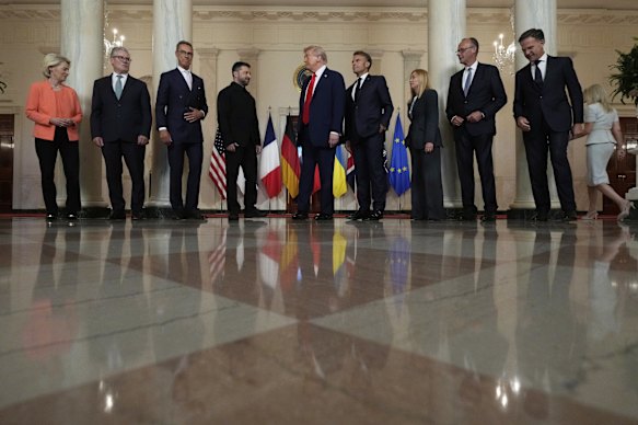 La présidente de la Commission européenne Ursula von der Leyen, de gauche, le Premier ministre britannique Keir Starmer, le président de la Finlande, Alexander Stubb, le président ukrainien Volodymyr Zelensky, le président Donald Trump, le président français Emmanuel Macron, le Premier ministre italien Giorgia Meloni, le chancelier de la maison blanc. 