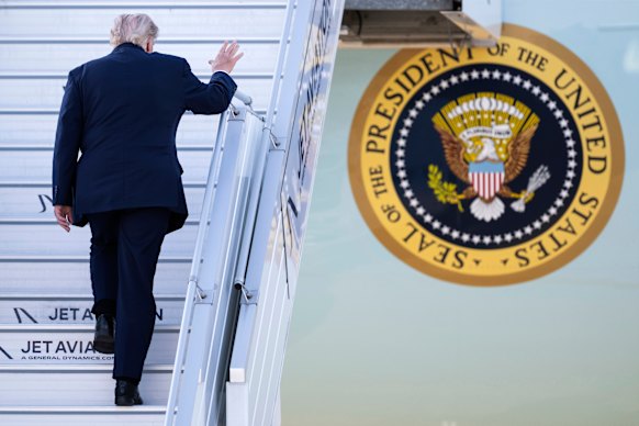 Donald Trump sale a bordo dell'Air Force One a Ginevra dopo aver partecipato al G7.