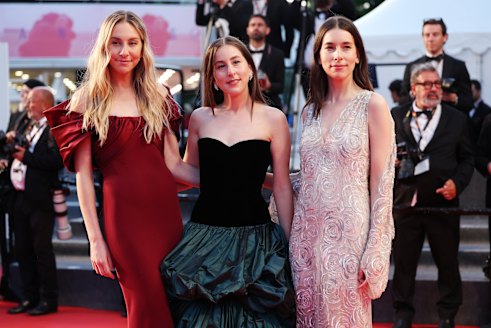 Haim do Cannes: Este, Alana and Danielle at the premiere of Kelly Reichardt’s The Mastermind, in which Alana stars.