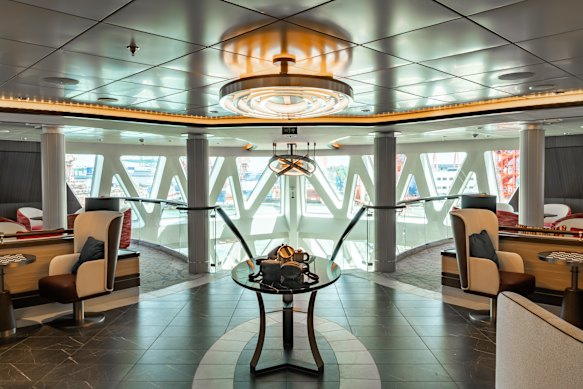 Janelas da biblioteca a bordo do Douglas Mawson.