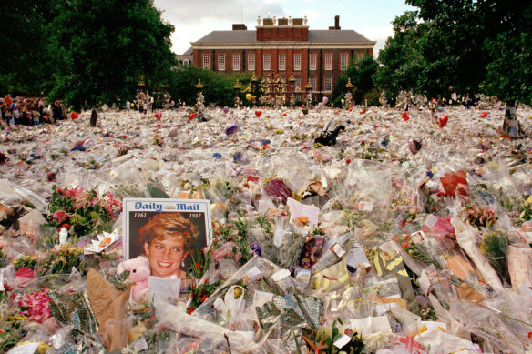 Diana'nın ölümünün ardından Eylül 1997'de Kensington Sarayı'nın dışında bir çiçek denizi.