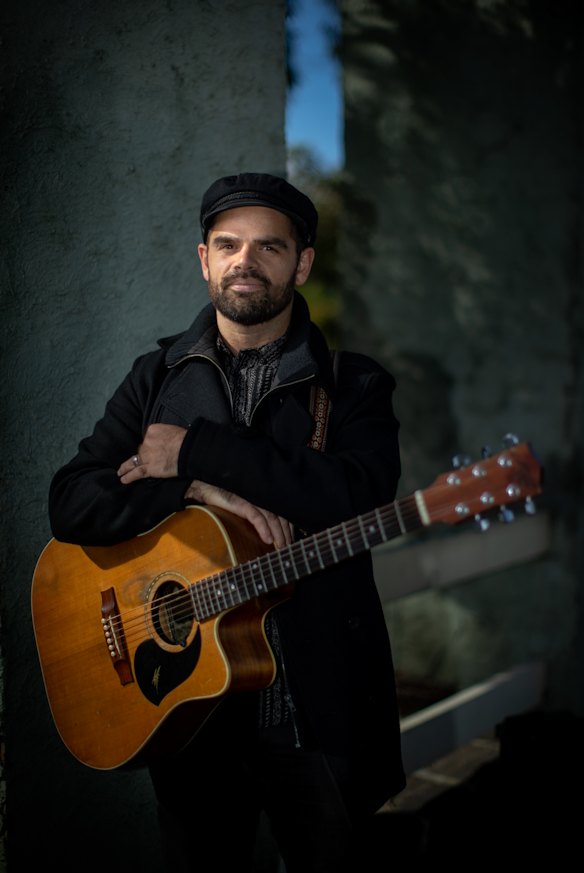 Melbourne musician and busker Simon Paparo.