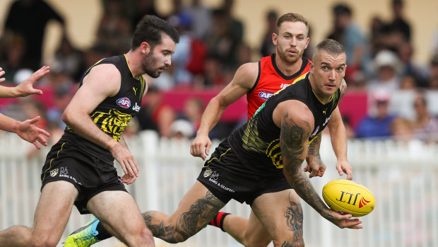 Reigning Brownlow medallist Dustin Martin prepares to fire off a handball.