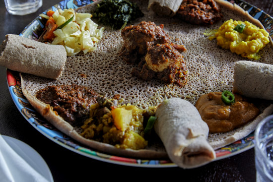 Ataklet Be-yeayntu (vegetarian platter).