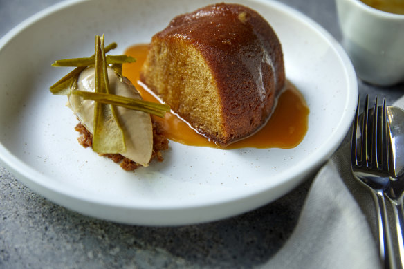 Brown butter cake with apple. 