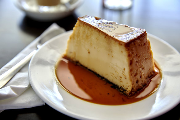 Pudim de caramelo (caramel flan) is not-too-eggy and nicely jiggly. 