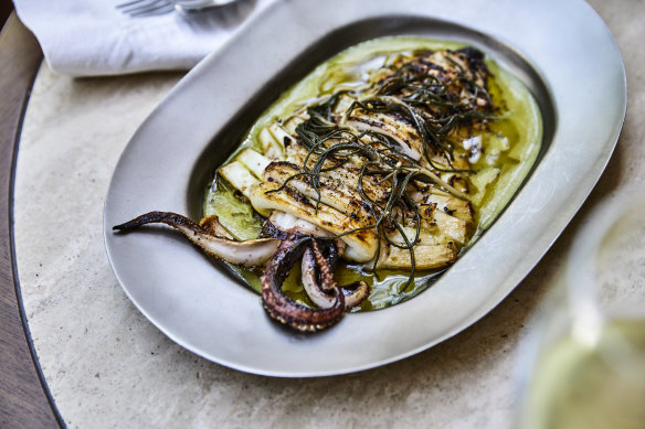 Kalamari tis skaras (grilled calamari).