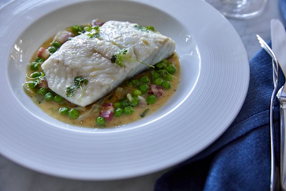 Filé do dia com petits pois à francesa.