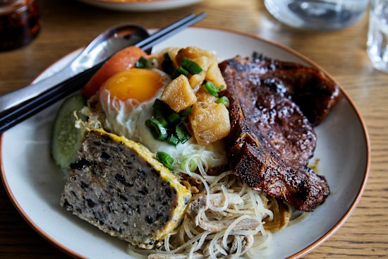 Com tam special combination broken rice set.