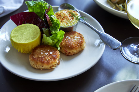 Crab cakes with aioli.