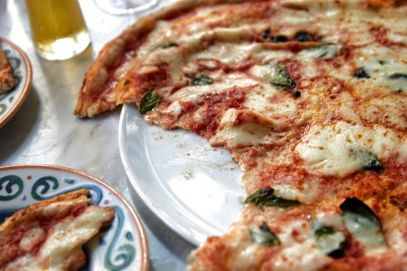 Margherita doppia mozzarella pizza.