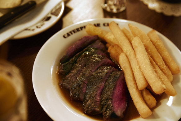 Flank steak with peppercorn sauce and beef-fat chips.