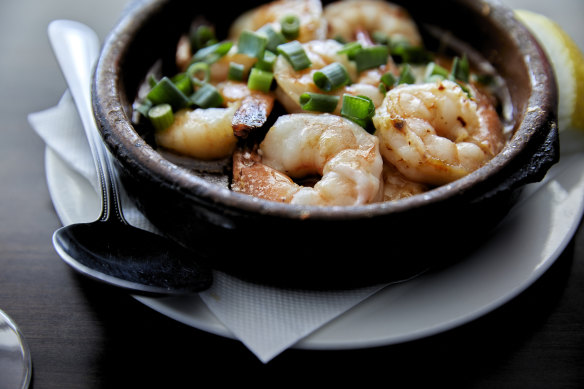 Camarao com alho (garlic prawns).