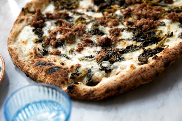 Salsiccia e friarielli pizza.