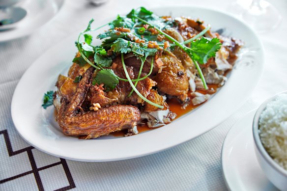 The Shandong chicken has the skin of vinegar and the juicy meat.