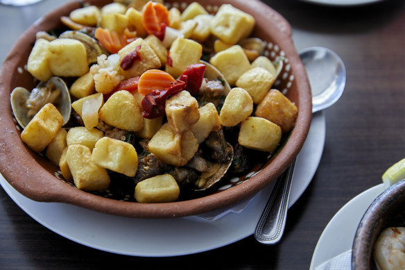 Carne de porco a alentejana (pork, clams, potato cubes and pickles).