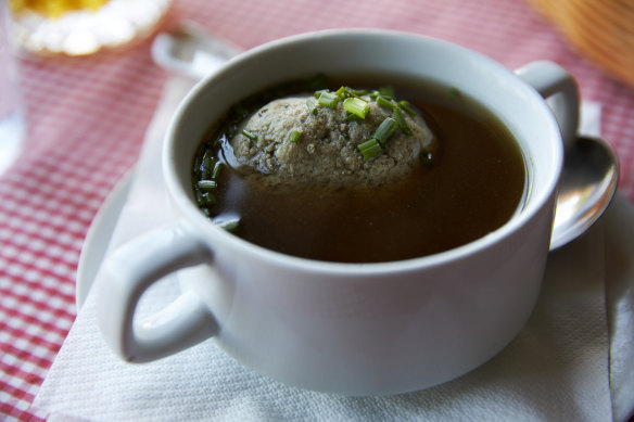 Leberknödelsuppe.