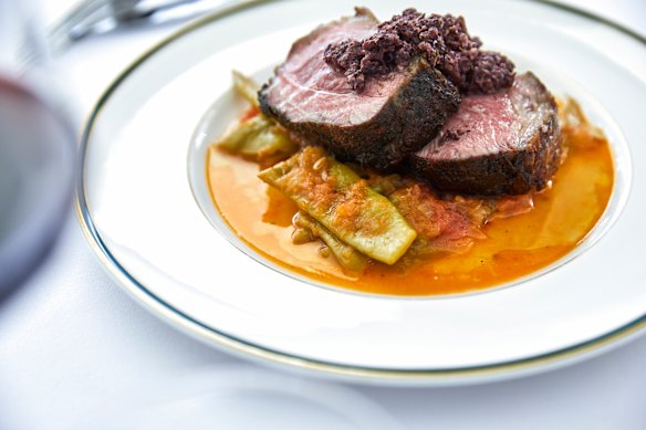 Quarto de borrego com feijoada romana e tapenade de azeitonas.