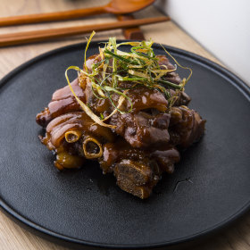 Jok bal (soy braised pig’s trotters).
