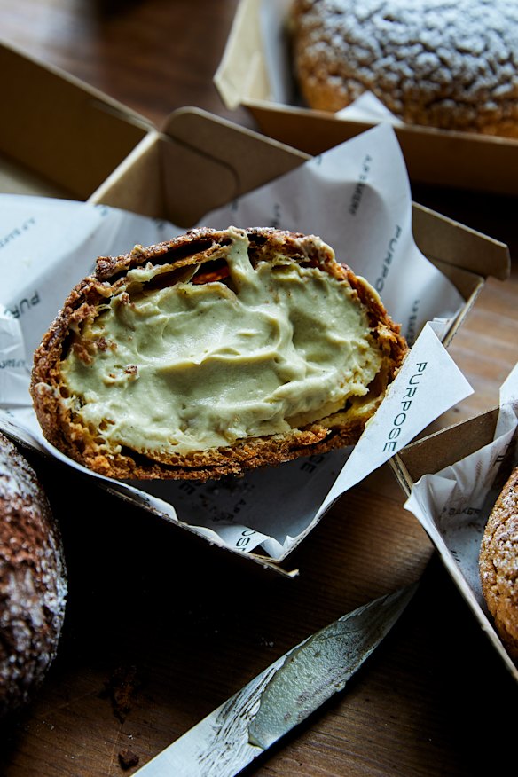 Choux pastry bun with salted pistacho cream. 