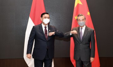 From left: Luhut Binsar Pandjaitan, the special envoy for Indonesia leader Joko Widodo, meets with Chinese Foreign Minister Wang Yi on Saturday.