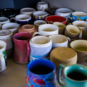 Beaucoup de tasses à café dans la tour de contrôle.