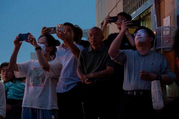 Residents of the region are trying to catch a glimpse of Donald Trump, who came to visit China.