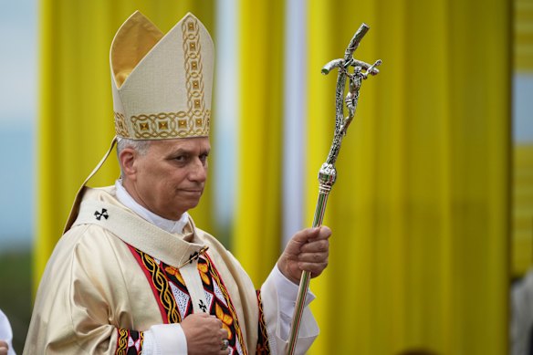 Papa Leone XIV arriva giovedì per celebrare una messa all'aeroporto di Bamenda, in Camerun.