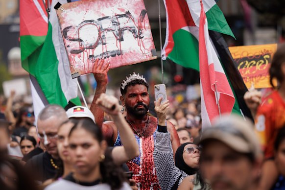 El número de multitudes en las manifestaciones del Día de la Invasión sigue siendo sustancial, pero ha disminuido desde 2019. 