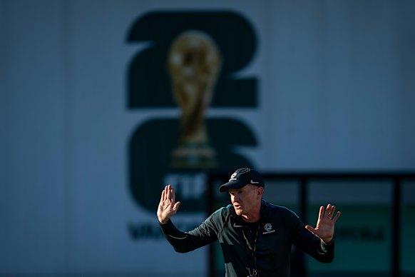 El entrenador asistente de Australia, Hayden Foxe, durante una sesión de entrenamiento al inicio del torneo.