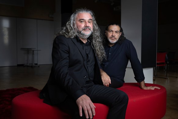 Michael Dagostino y Khaled Sabsabi en la Biblioteca Estatal de Nueva Gales del Sur. 