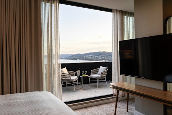 Quarto com varanda com vista para a baía do voco Gosford.
