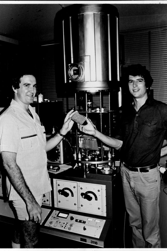 Green with first PhD student Bruce Godfrey (left). They built a cell
that rivalled NASA’s.