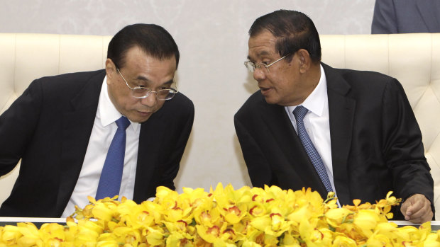 China's Premier Li Keqiang, left, talks with his Cambodian counterpart Hun Sen, during a signing ceremony at Peace Palace in Phnom Penh, on January 11. 