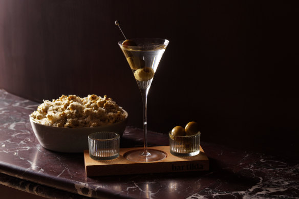 Cacio e pepe popcorn with cocktail.