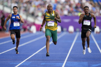 Akani Simbine, of South Africa (centre).