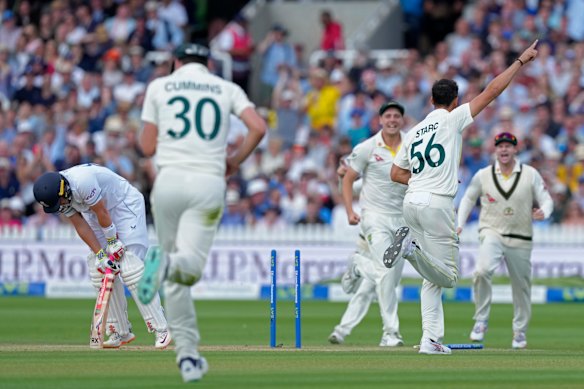 Ollie Pope é rocado por Mitchell Starc.