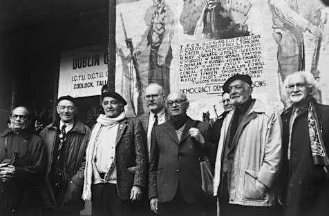 Michael Economides (segundo à direita, usando boina) em 1996 no Liberty Hall, Dublin, no 60º aniversário da Guerra Civil Espanhola.