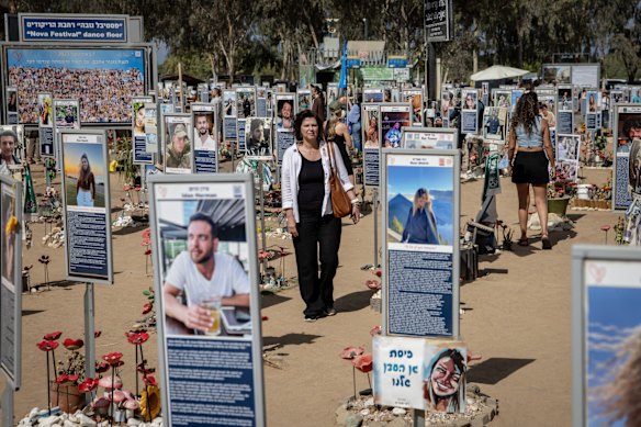 Uma mulher caminha pelo memorial dos mortos e sequestrados no local do Festival Nova, em Israel.