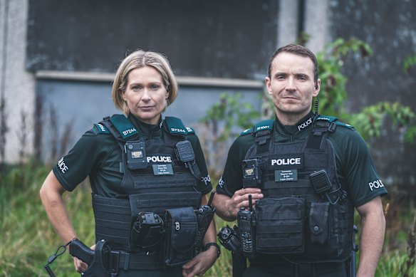 Sian Brooke e Martin McCann em Luzes Azuis.