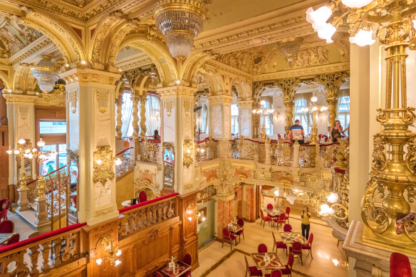 New York Cafe in Budapest: You won’t find a more extravagant place to eat cake.